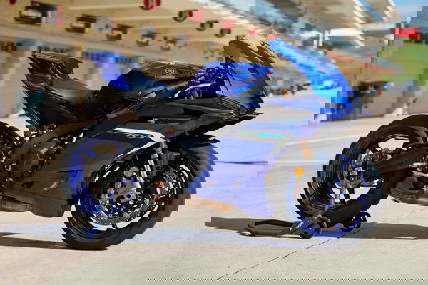 The bike features aerodynamic singlets and a front spoiler
