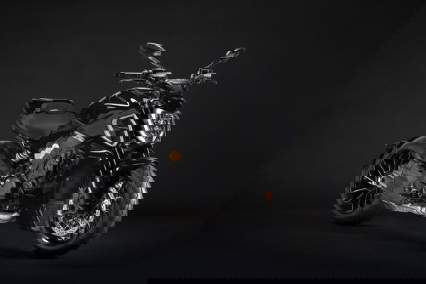 2023-Diavel-V4-03