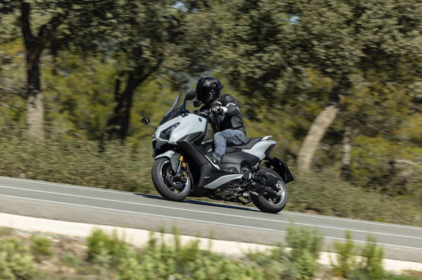 Yamaha TMAX Tech Max - riding