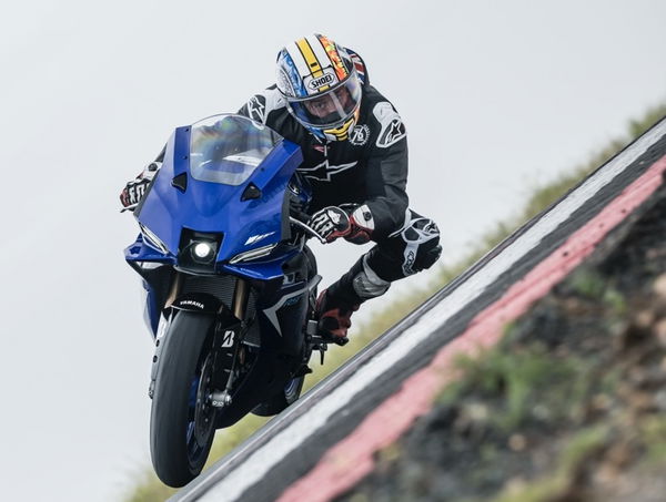 Yamaha R9 - cornering
