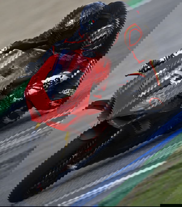 Panigale-v4-s-2022-Visordown-Review