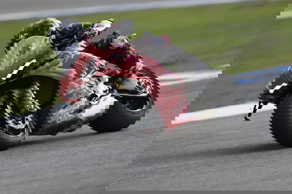 Panigale-v4-s-2022-Visordown-Review