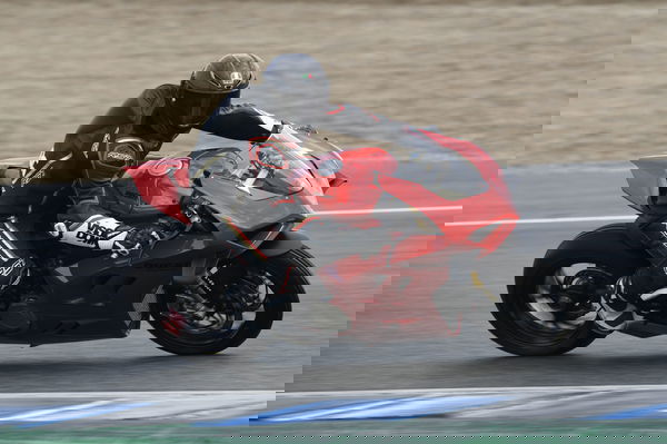 Panigale-v4-s-2022-Visordown-Review