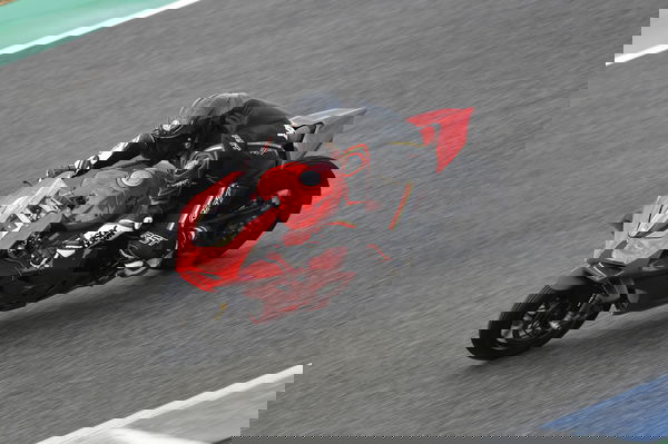 Panigale-v4-s-2022-Visordown-Review