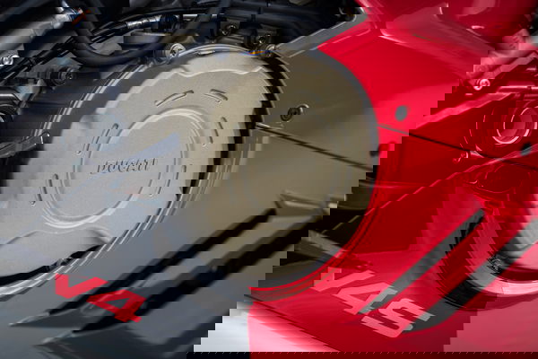 Panigale-v4-s-2022-Visordown-Review